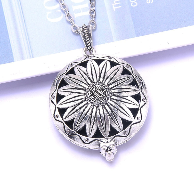 1pcs Aroma Diffuser Necklace Open Antique Vintage Lockets Pendant Perfume Essential Oil Aromatherapy Locket Necklace With Pads